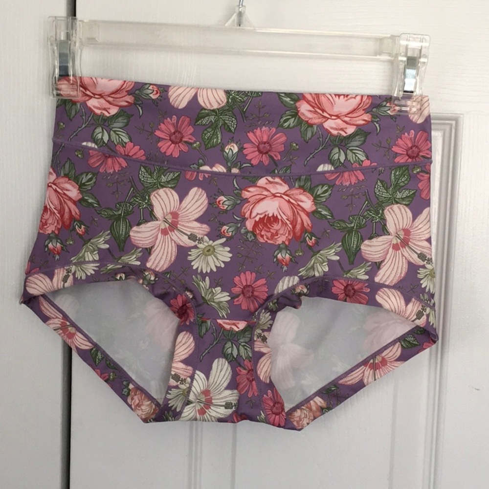 Set of 6 women’s panties.  Beautiful floral print.